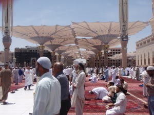 Suhu panas mencecah 44 darjah celcius di luar masjid
